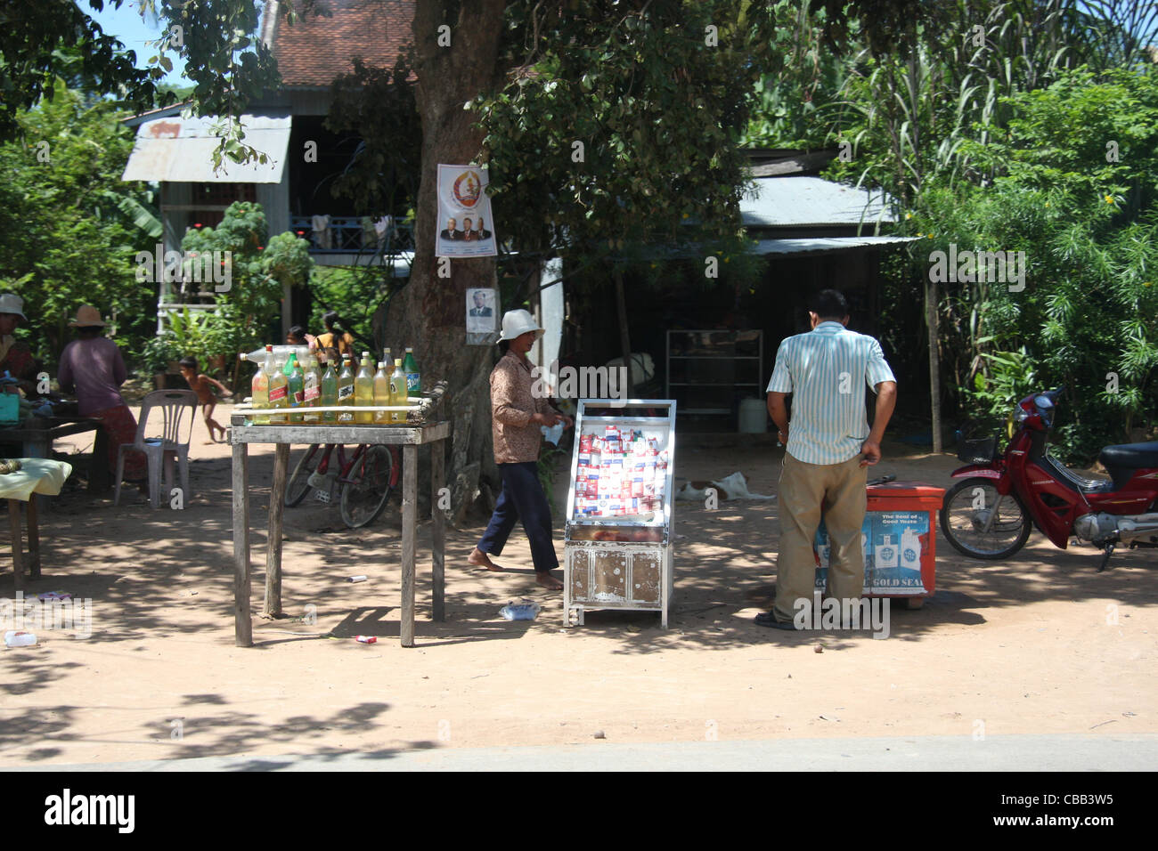 Johnnie Walker Black Label Rouge et bouteilles sont utilisés pour vendre de l'essence dans ce magasin près de Siem Reap, au Cambodge. Banque D'Images