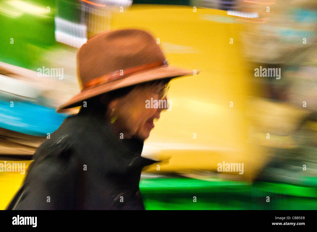 Femme française Paris France walking Banque D'Images