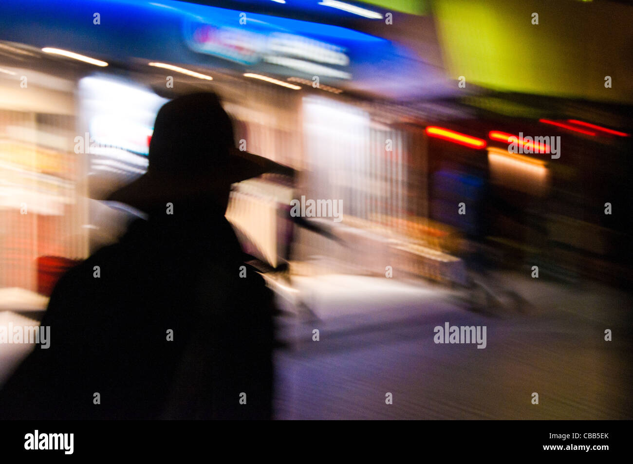 Femme française Paris France walking Banque D'Images