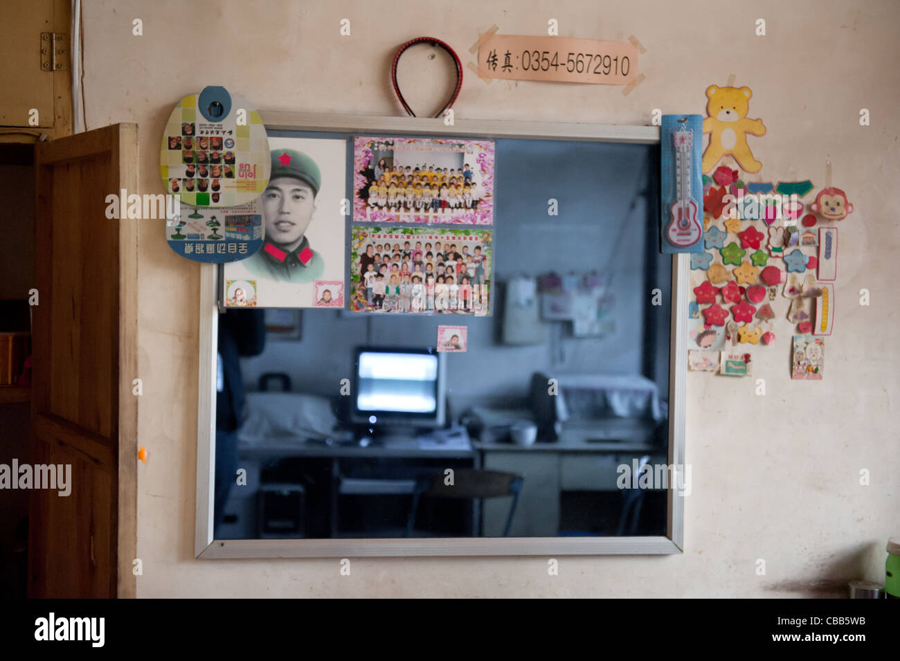 Détail de l'intérieur à une boutique d'impression et de copie de PingYao. Une photo sur le miroir rappelle les temps du propriétaire servant dans l'armée. Banque D'Images