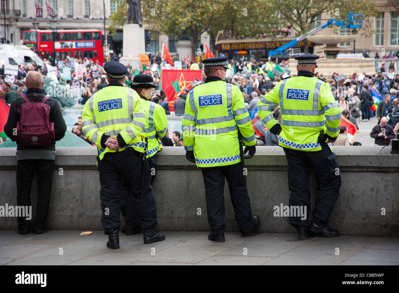 Londres, la police britannique veillant sur une manifestation à Trafalgar Square Banque D'Images