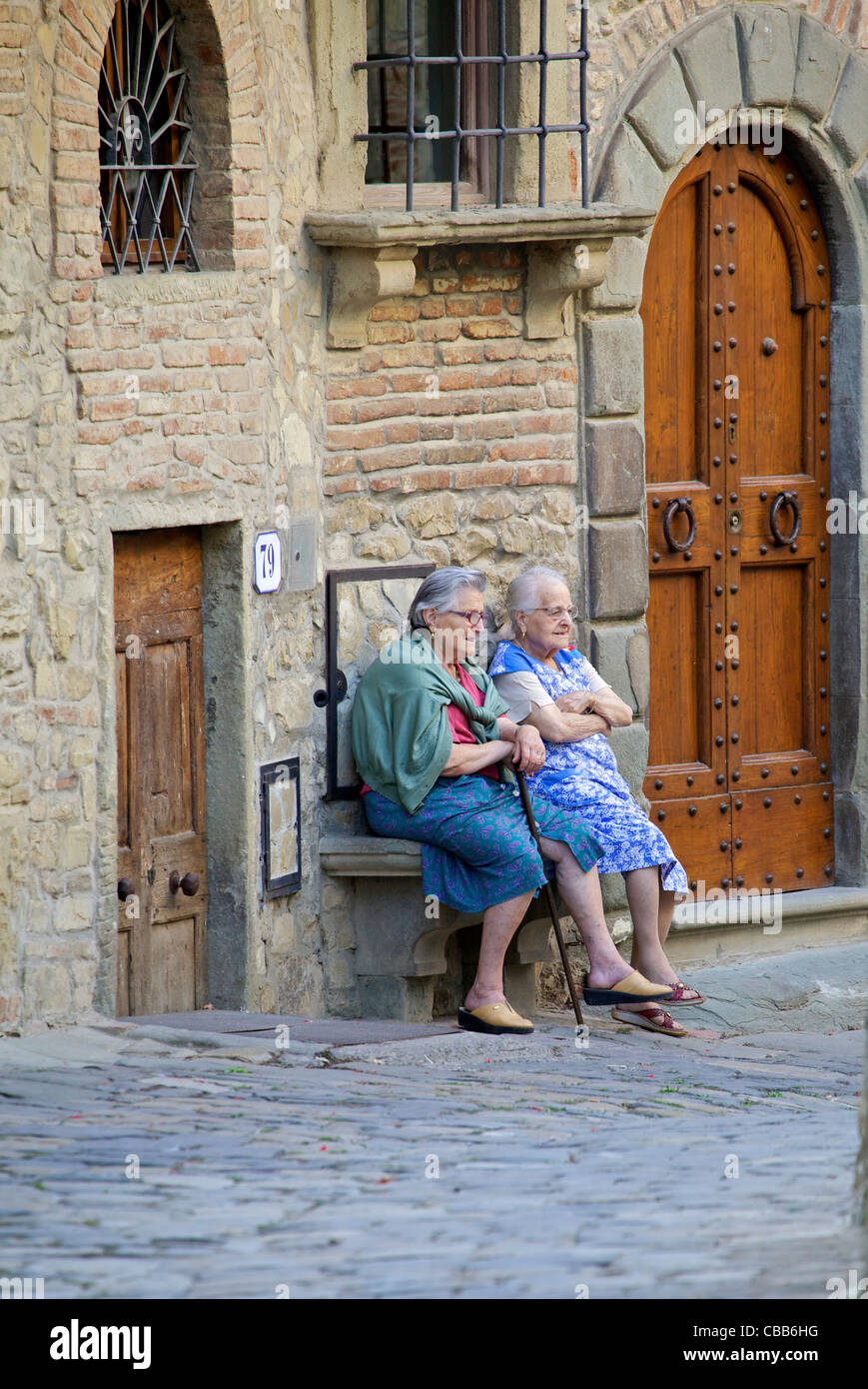 Les femmes âgées appréciant les choses simples de la vie Banque D'Images