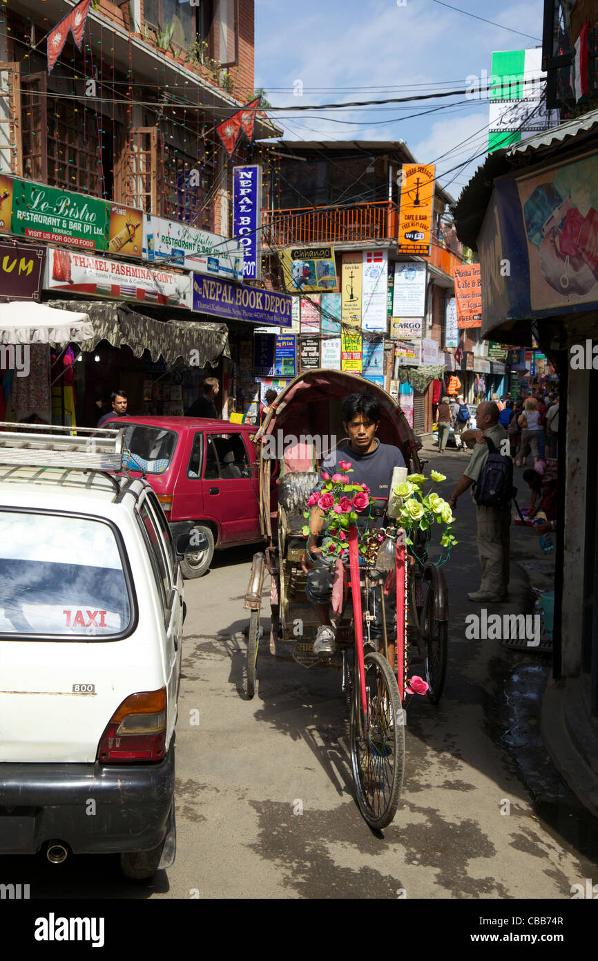 Rickshaw et voitures dans les rues de Thamel, Katmandou, Népal, Asie Banque D'Images