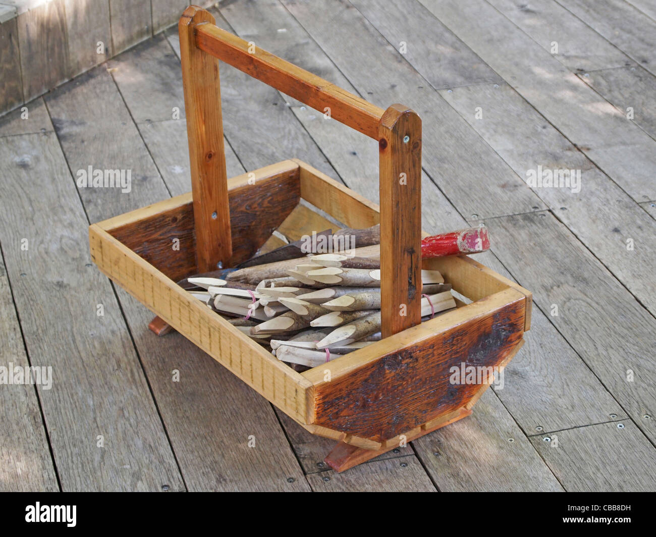 Du jardinier en bois traditionnel trug pour transport d'outils, plantes, etc. Banque D'Images