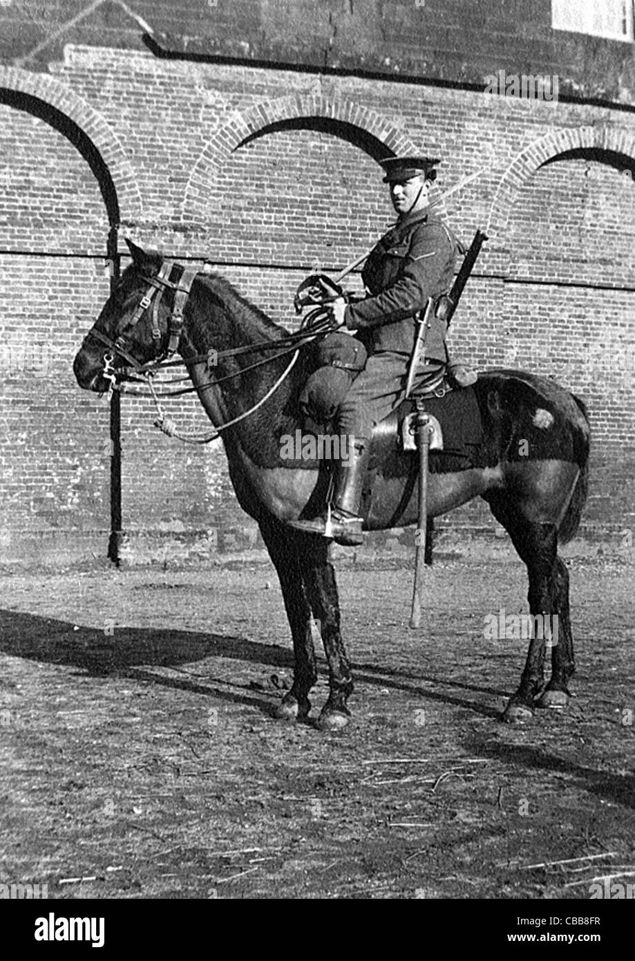 A WW1 British cavalry trooper monté à l'épée, le fusil et la baïonnette. Banque D'Images