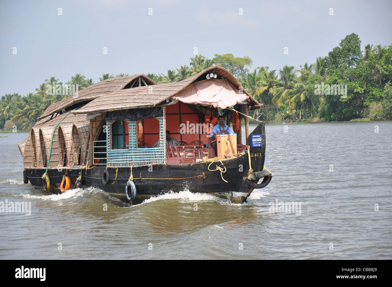 Un bateau dans l'eau dormante à Alapuzha, Kerala Banque D'Images