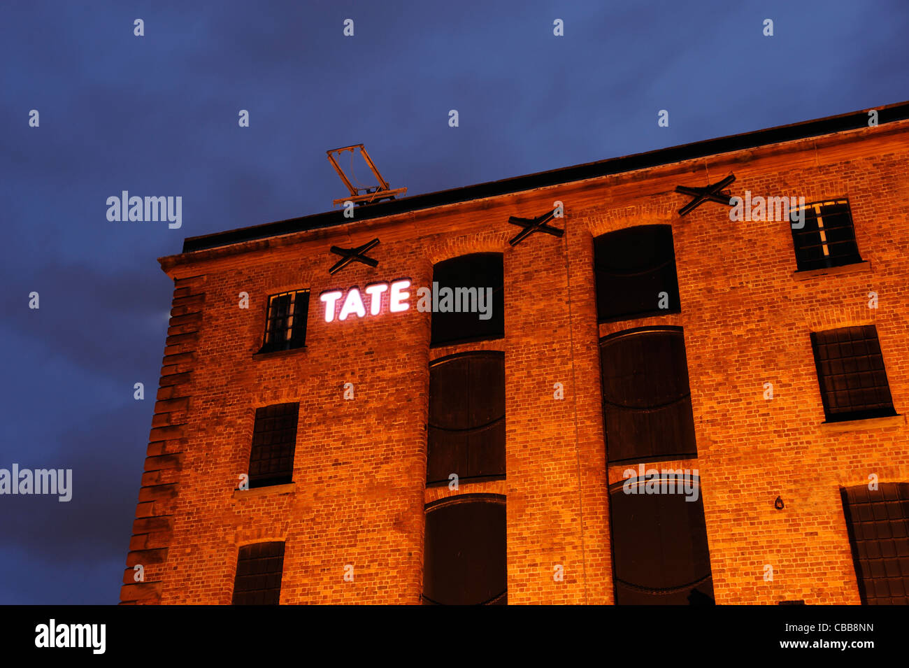 La Tate Liverpool sign at night Banque D'Images