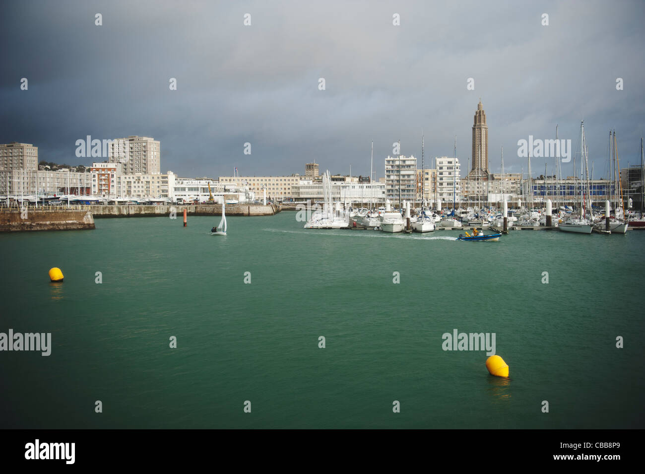 Port de Plaisance, la navigation de plaisance Marina, avec des bateaux de pêche, des yachts et voiliers au Havre, en Normandie Banque D'Images