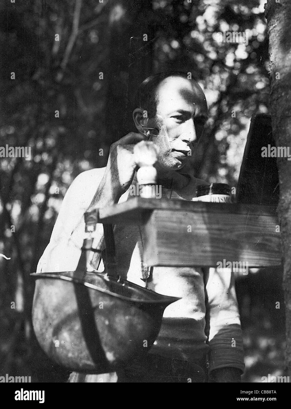 Ablutions. Un soldat se rase à l'aide de son casque comme un bol pendant le service dans une Europe dévastée par la guerre WW11 Banque D'Images