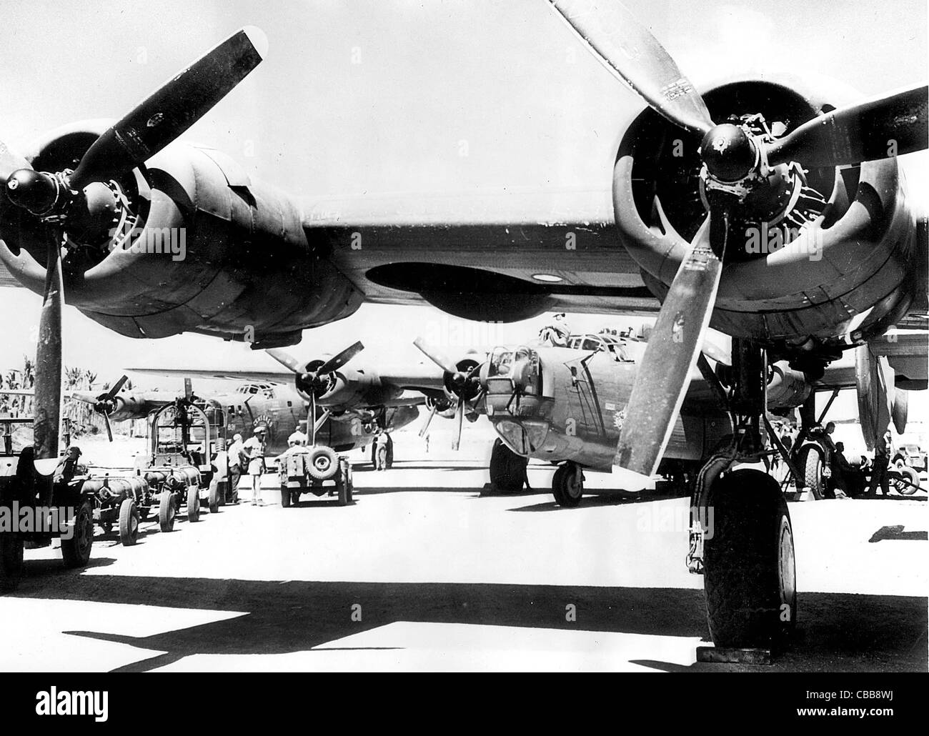 L'USAAF Américain WW11 B24 Liberator bombers sont chargés avec leur cargaison mortelle. Banque D'Images