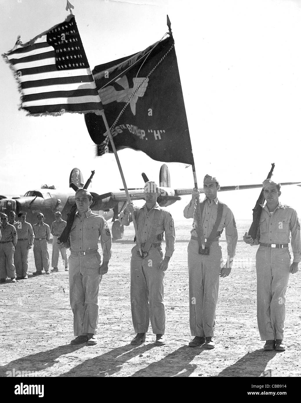 A WW11 USAAF color guard parade avec leurs drapeaux Banque D'Images