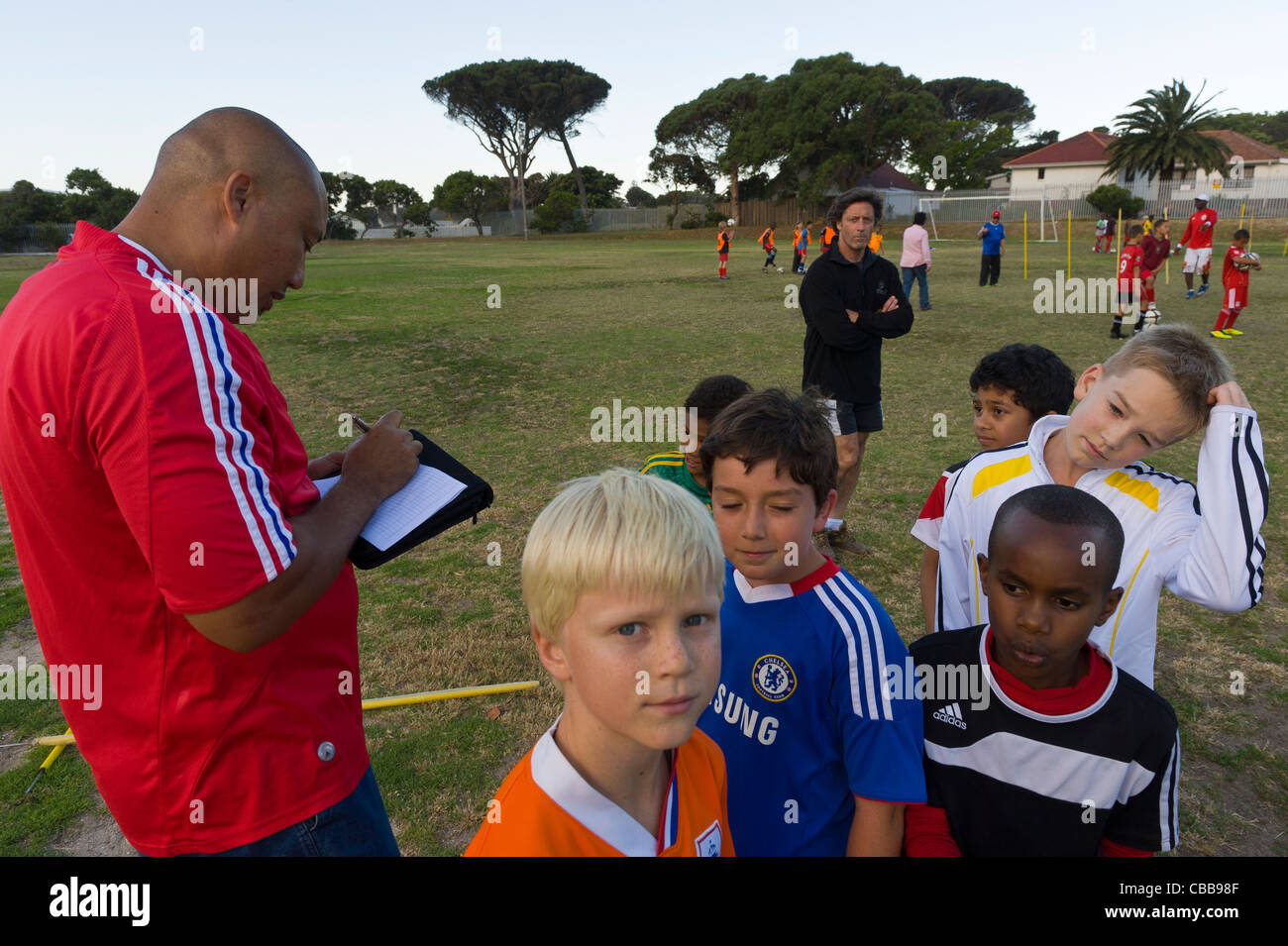 L'entraîneur de football de prendre des notes au cours d'un entraînement, Cape Town Afrique du Sud Banque D'Images
