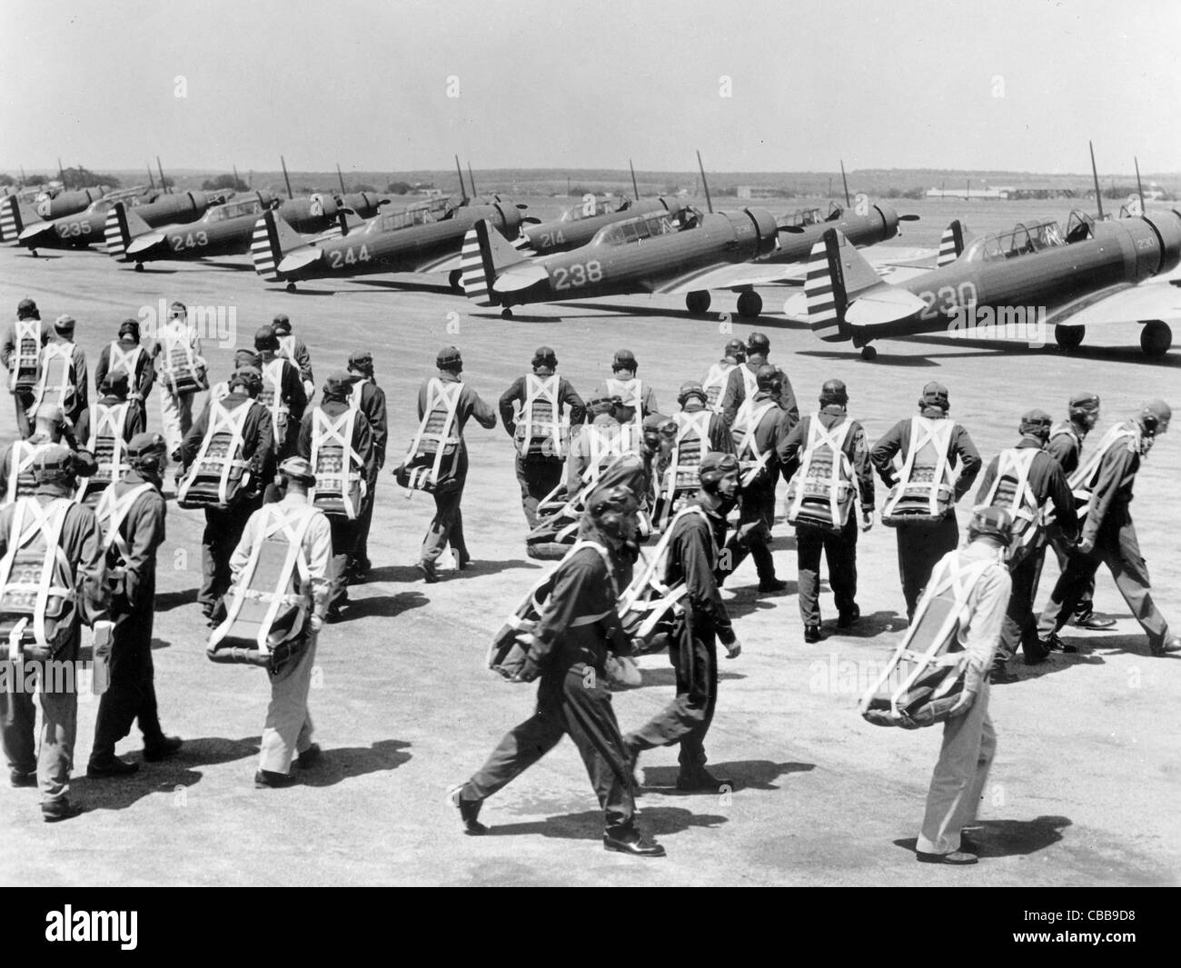 Les pilotes stagiaires en hâte à leur avion avant un vol. USA WW11. Banque D'Images