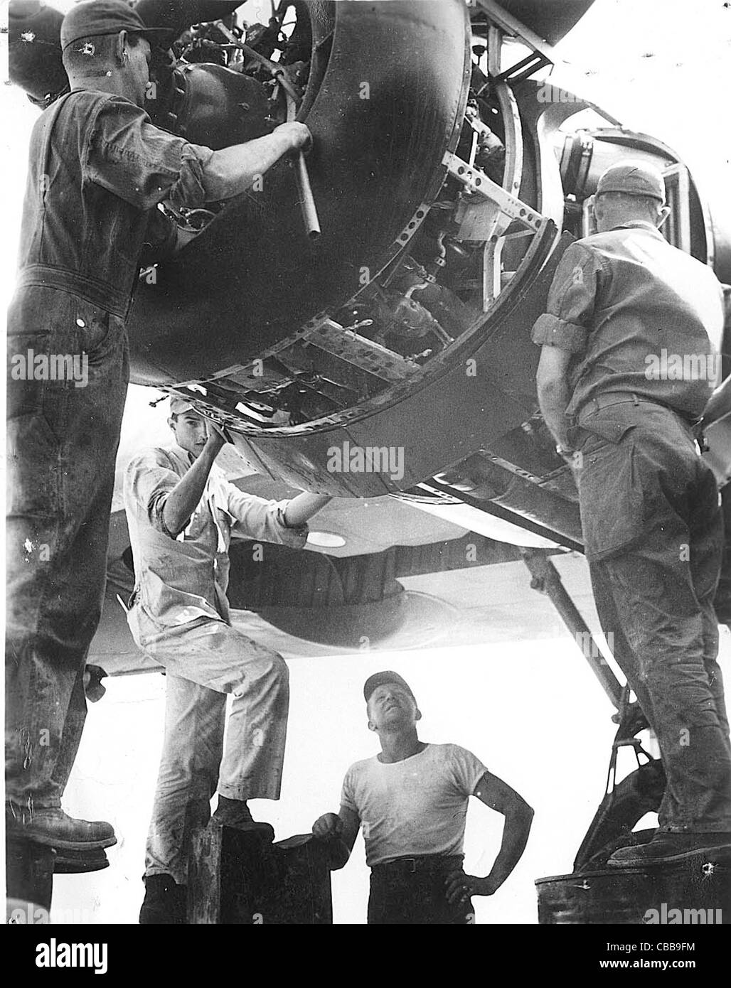 Travail mécanique sur les moteurs d'un bombardier B24 Liberator pendant WW11 Banque D'Images