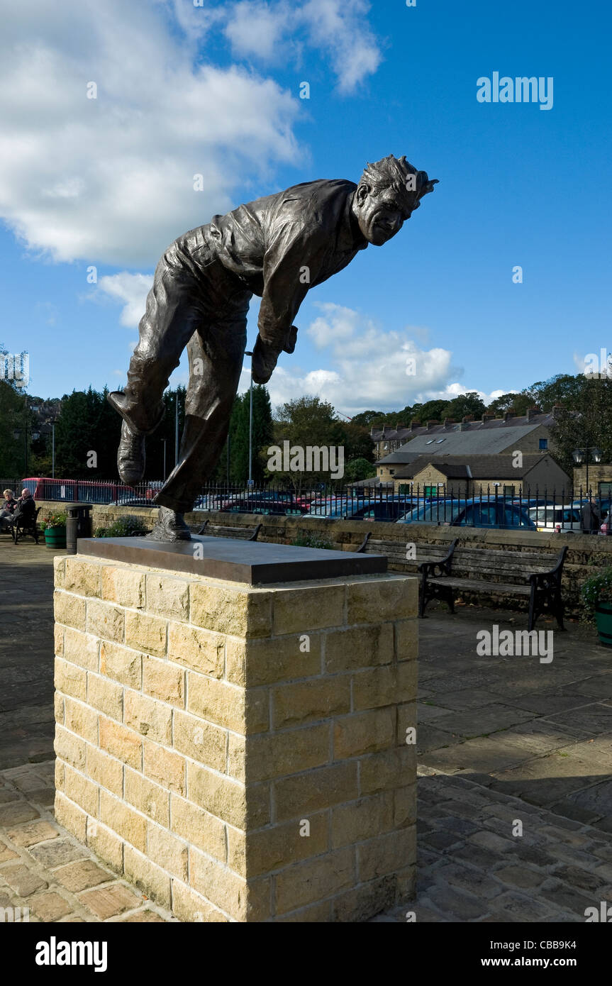 Statue de bronze du sportif de cricket Sir Fred Trueman Skipton North Yorkshire Angleterre Royaume-Uni Grande-Bretagne Banque D'Images