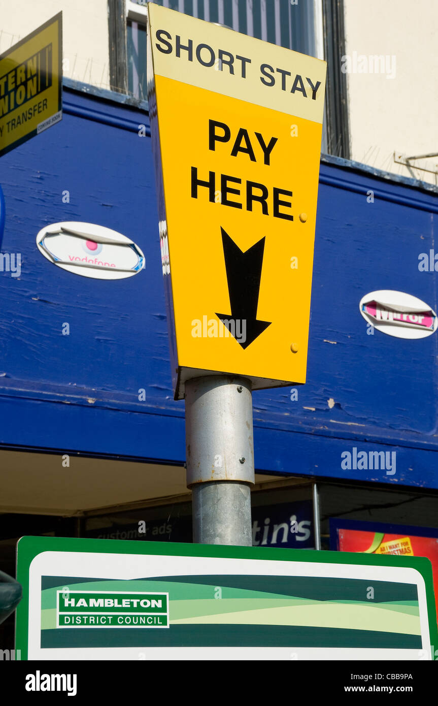 Pay here panneau fléché au parking Short Stay Shoppers North Yorkshire Angleterre Royaume-Uni GB Grande-Bretagne Banque D'Images Pay here panneau fléché au parking Short Stay Shoppers North Yorkshire Angleterre Royaume-Uni GB Grande-Bretagne Banque D'Images