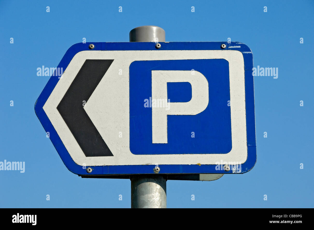 Gros plan du parking parking flèche panneau de direction Angleterre Royaume-Uni GB Grande-Bretagne Banque D'Images Gros plan du parking parking flèche panneau de direction Angleterre Royaume-Uni GB Grande-Bretagne Banque D'Images