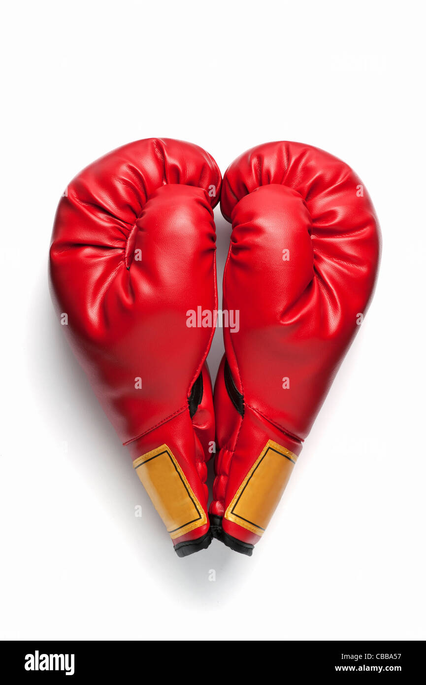 Une paire de gants de boxe rouge en forme de coeur Banque D'Images