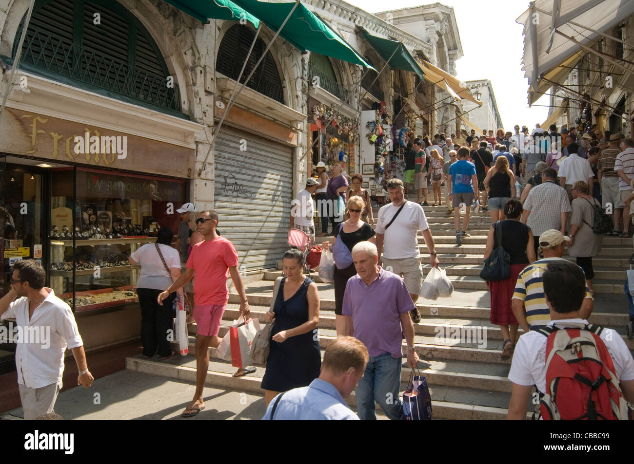 Tourisme Le pont du Rialto à Venise tourisme touristes italie italien Banque D'Images