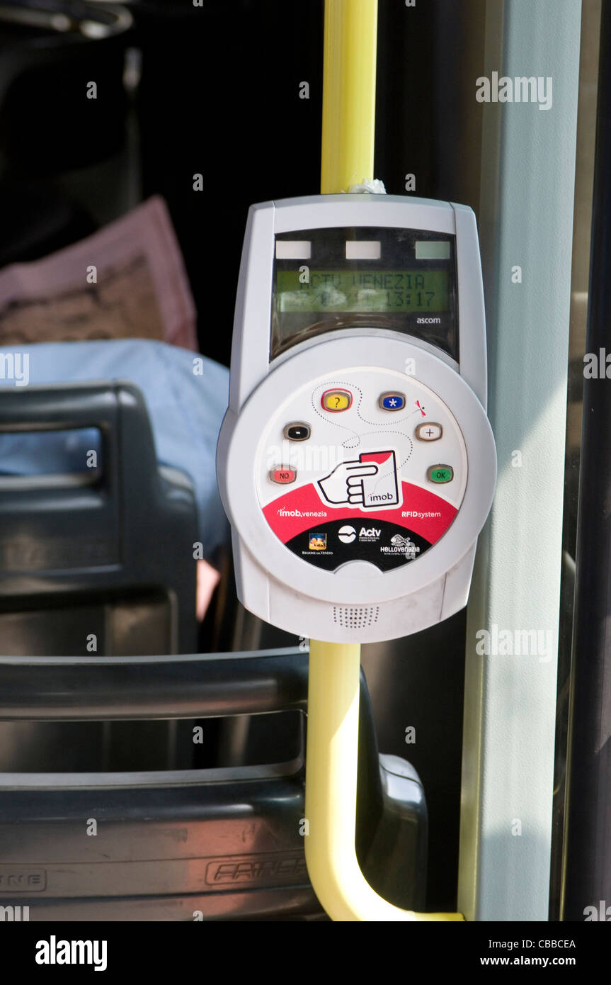 Billet d'autobus s'enregistrer sur carte magnétique bus italien italie Transports publics Bus bande magnétique électronique Banque D'Images
