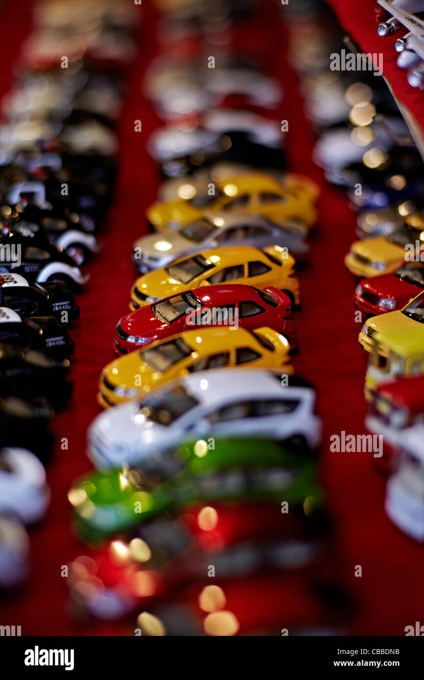 Selective focus sur une ligne colorée des autos. Des problèmes de mise au point avant-plan et arrière-plan. Banque D'Images