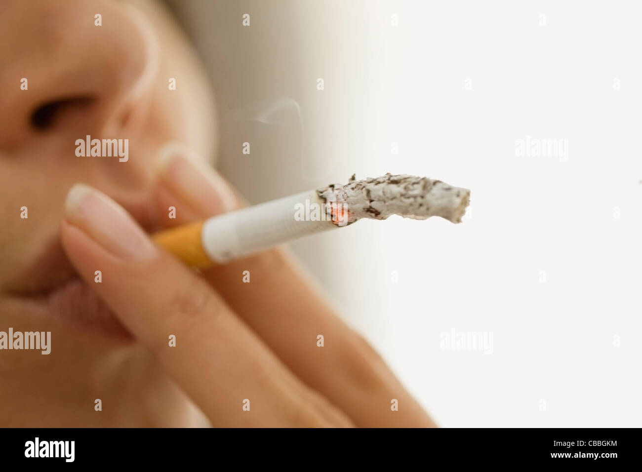 Close up of woman smoking cigarette Banque D'Images