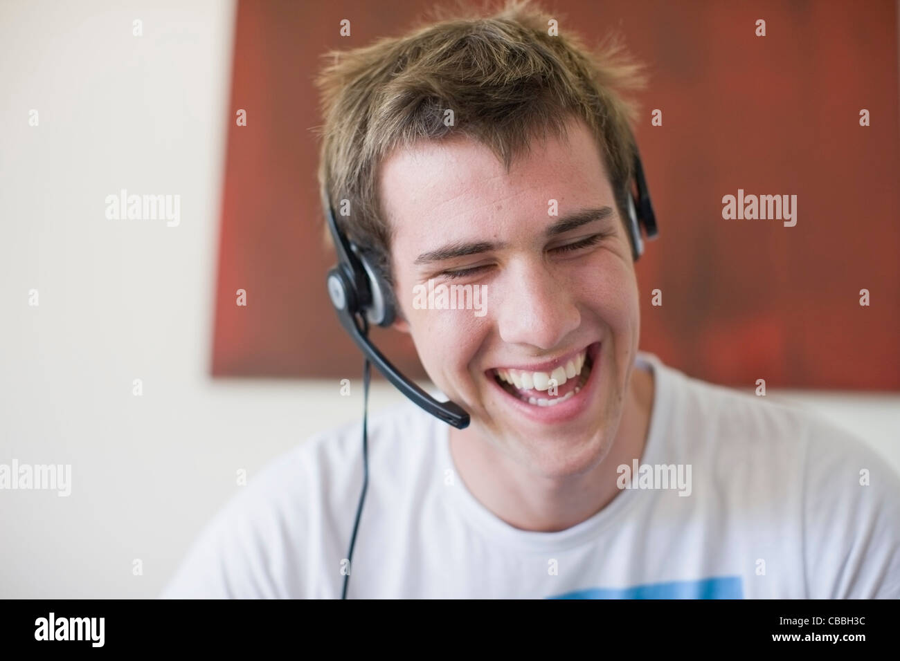 Laughing woman wearing headset Banque D'Images