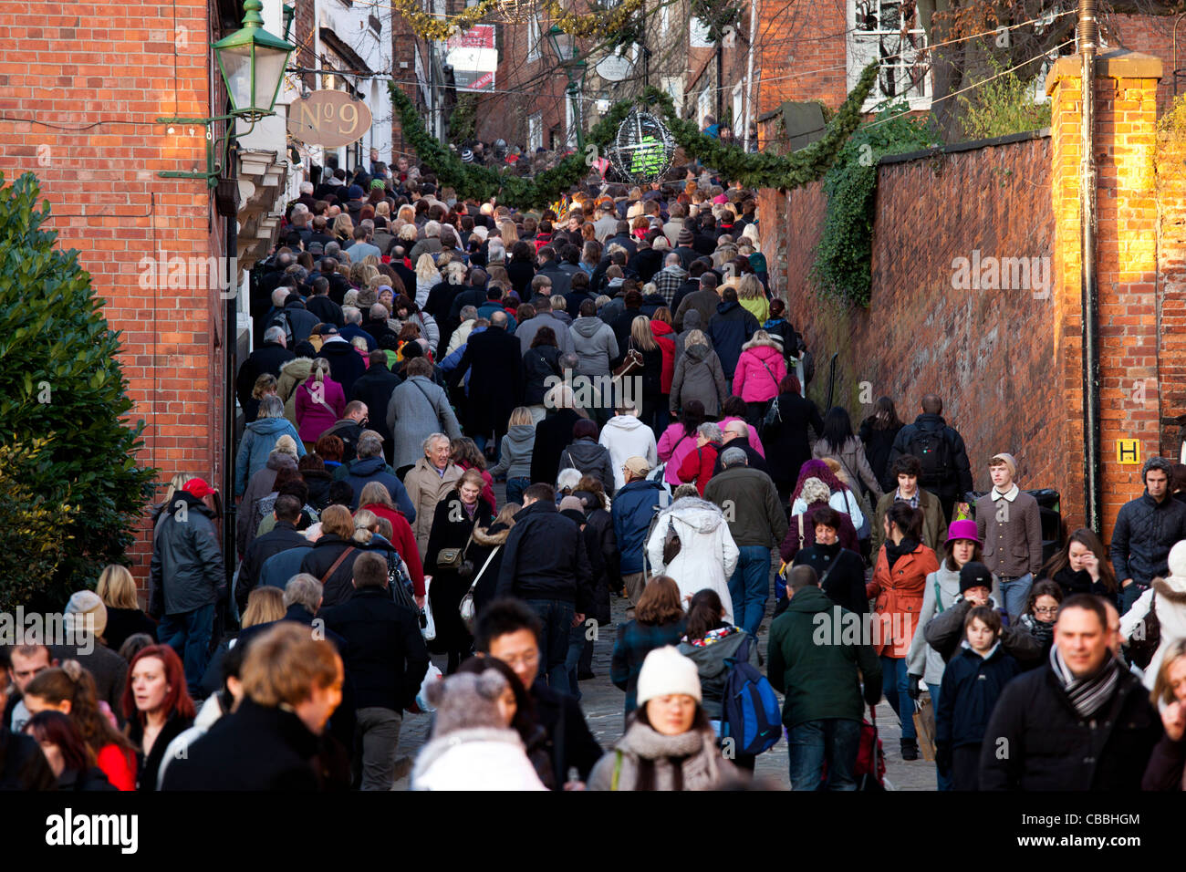 Pack Shoppers les rues de Lincoln Centre-ville un samedi après-midi. L'image montre la foule faire leur chemin jusqu'côte raide. Banque D'Images