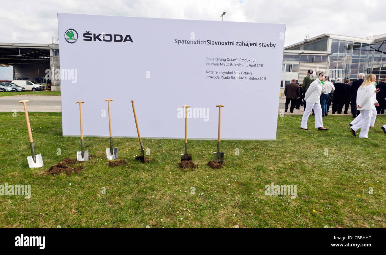 Pique laissée sur la pelouse après la cérémonie pour la construction de nouvelles installations de production pour Skoda Octavia qui a eu Banque D'Images