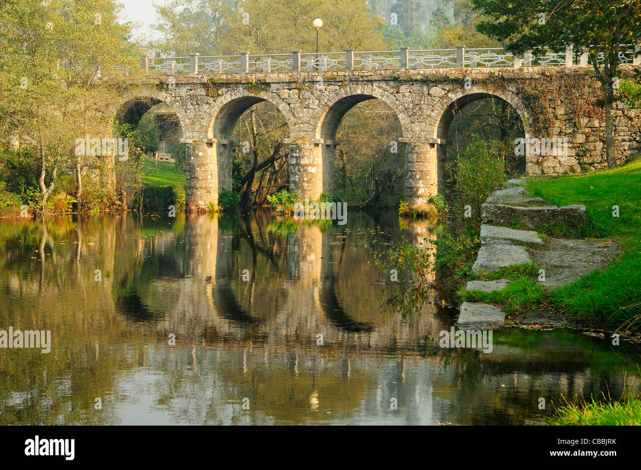 Le pont sur la rivière Verdugo. Un lama, Pontevedra, Galice, Espagne Banque D'Images