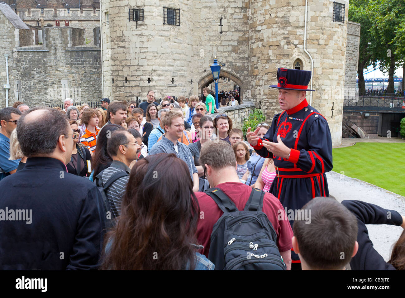 Un guide d'Excursion Beefeater à la Tour de Londres des conférences d'un groupe de touristes. Banque D'Images