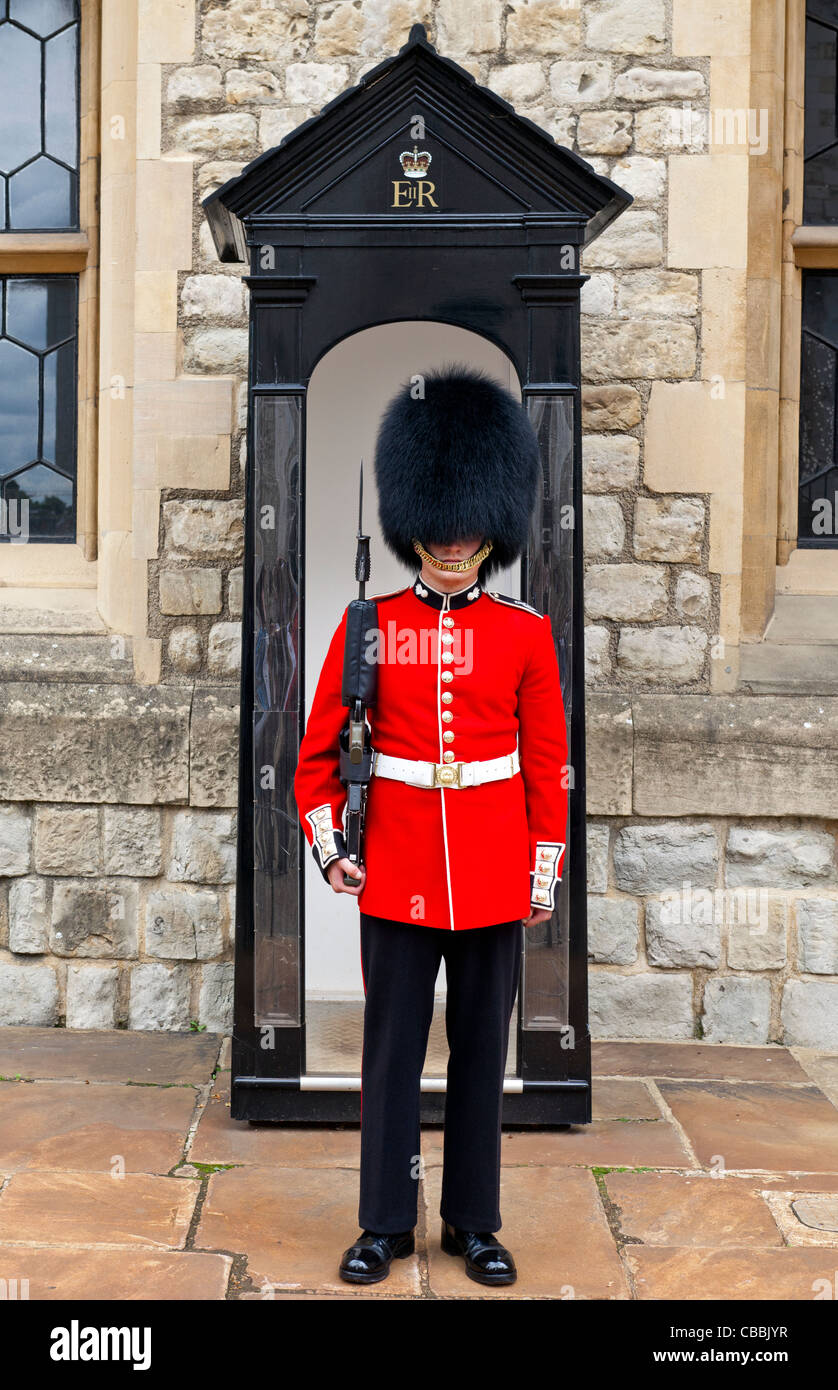 La Queen's Guard debout à Waterloo Barracks Tour de Londres. Banque D'Images
