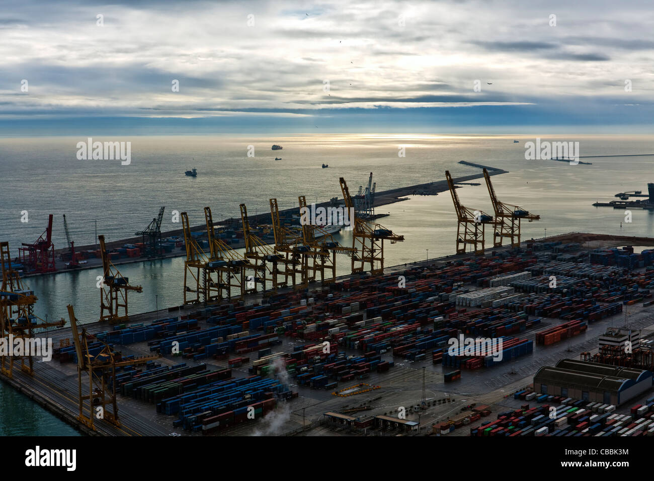 Vue sur le Port de Barcelone du Castell de Montjuïc, Barcelone, Catalogne, Espagne Banque D'Images