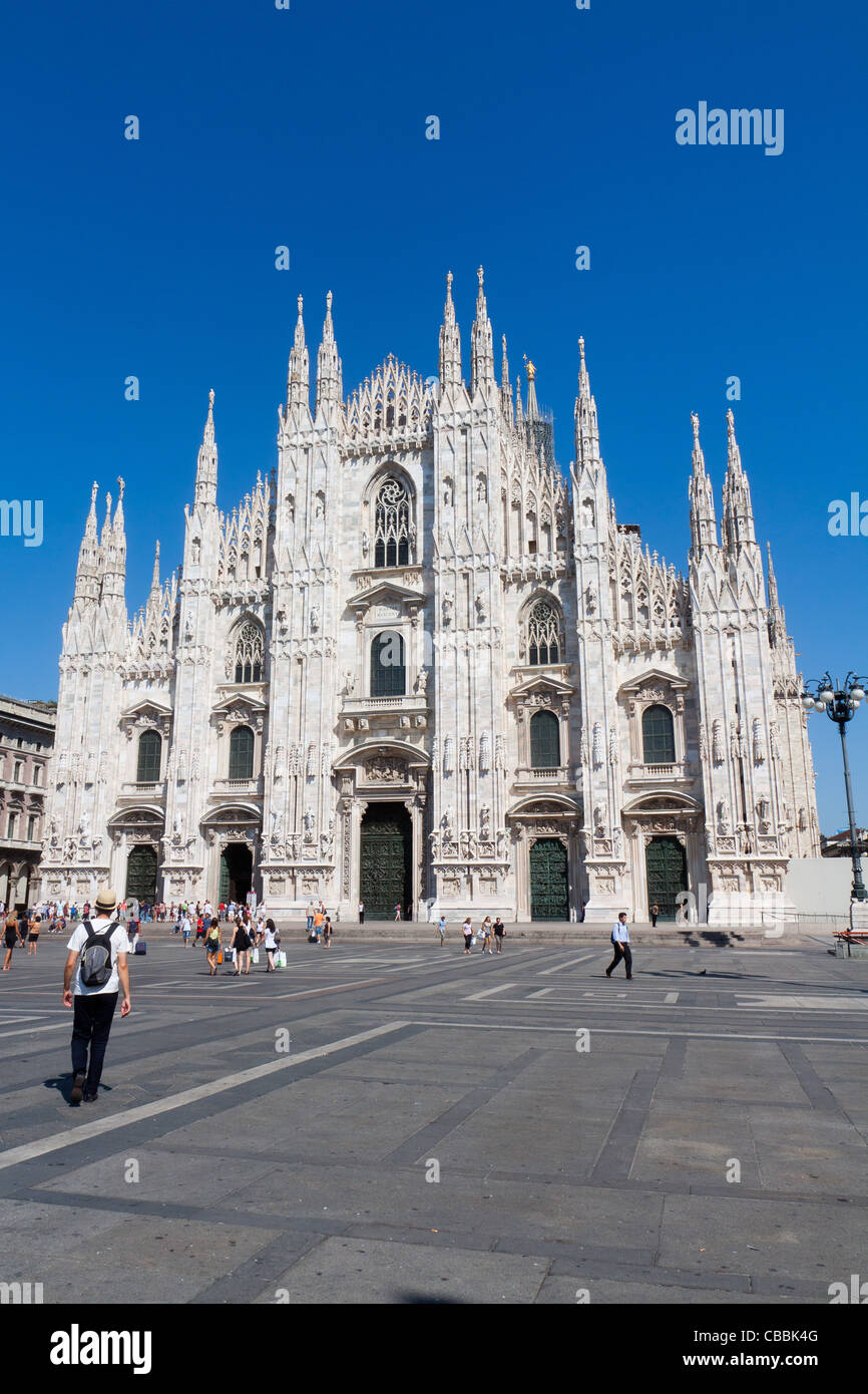 Vue de la cathédrale de Milan (Duomo) prises par la place en face de la galerie Vittorio Emanuele. Milan est la ville pour l'Expo Universelle Banque D'Images Vue de la cathédrale de Milan (Duomo) prises par la place en face de la galerie Vittorio Emanuele. Milan est la ville pour l'Expo Universelle Banque D'Images
