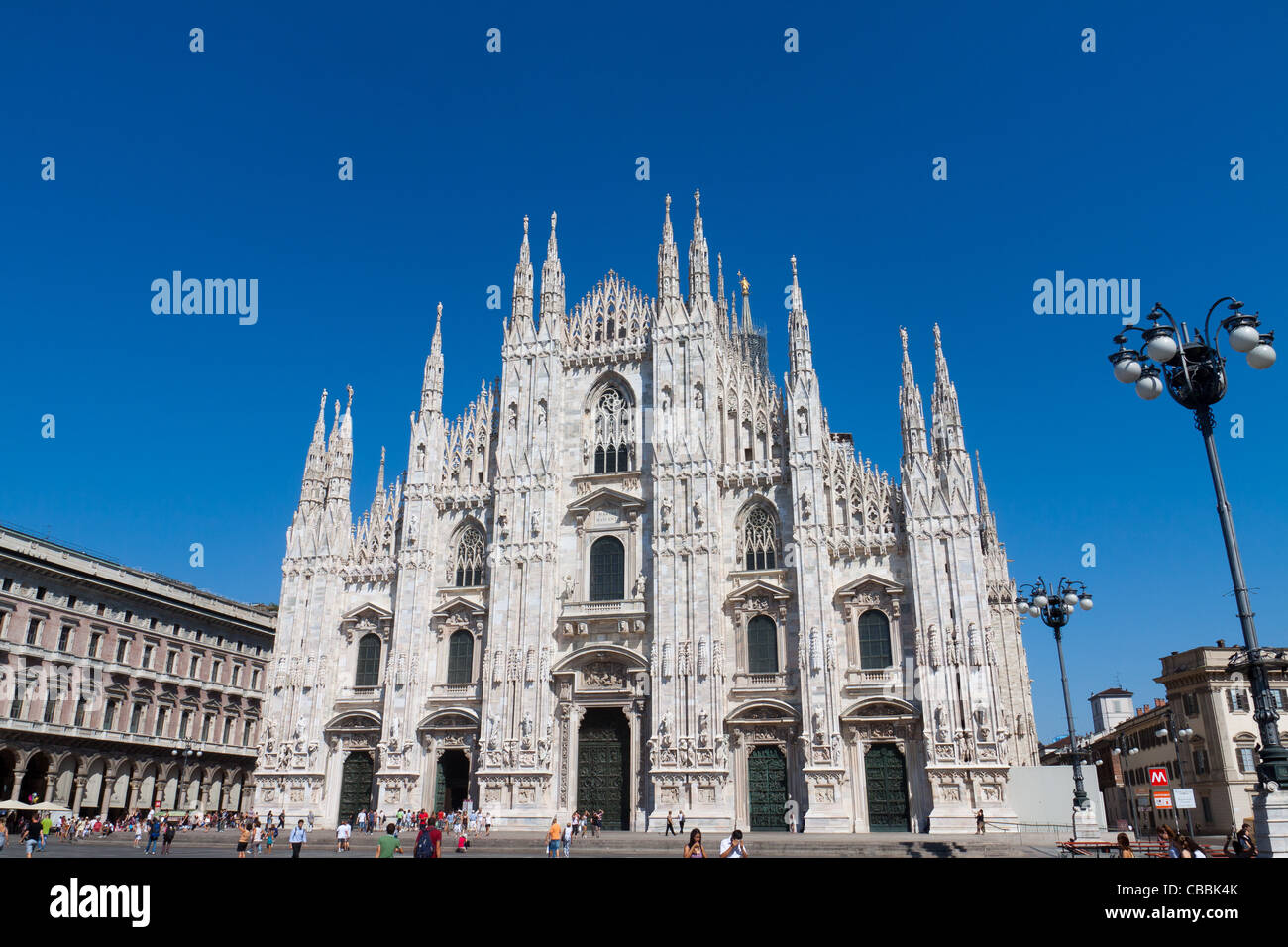 Vue de la cathédrale de Milan (Duomo) prises par la place en face de la galerie Vittorio Emanuele. Milan est la ville pour l'Expo Universelle Banque D'Images Vue de la cathédrale de Milan (Duomo) prises par la place en face de la galerie Vittorio Emanuele. Milan est la ville pour l'Expo Universelle Banque D'Images