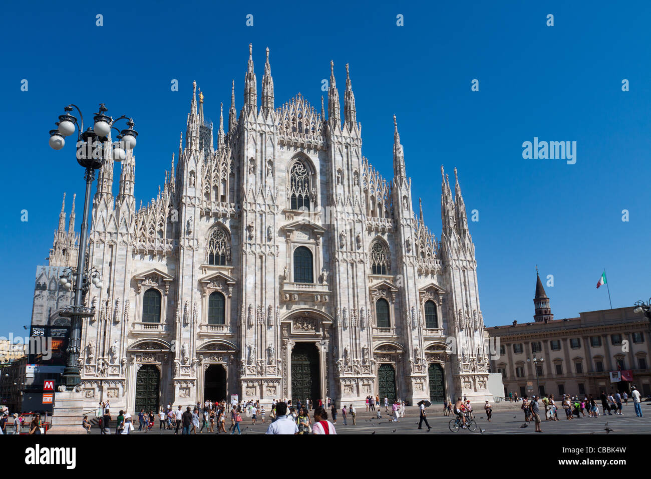 Vue de la cathédrale de Milan (Duomo) prises par la place en face de la galerie Vittorio Emanuele. Milan est la ville pour l'Expo Universelle Banque D'Images