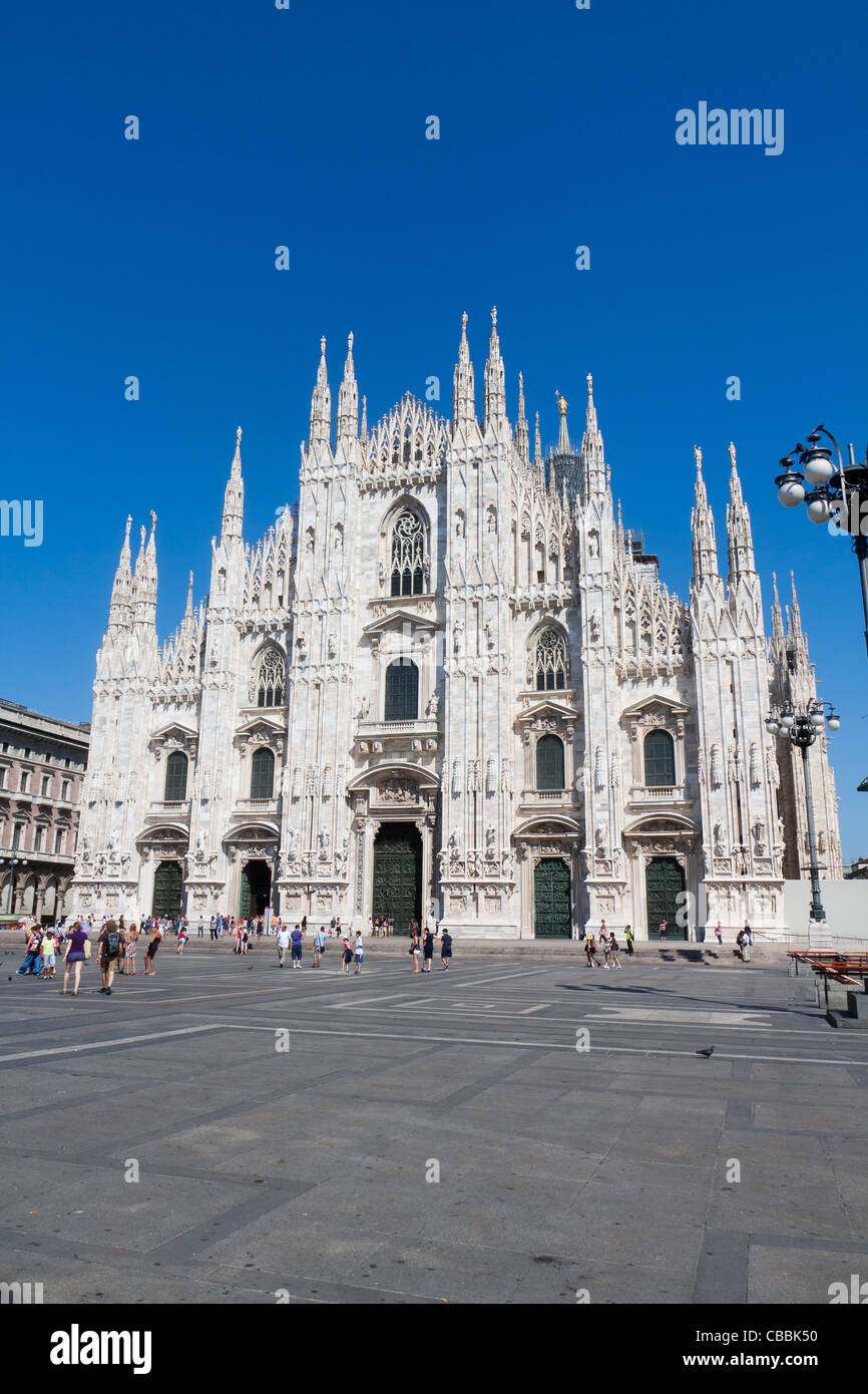 Vue de la cathédrale de Milan (Duomo) prises par la place en face de la galerie Vittorio Emanuele. Milan est la ville pour l'Expo Universelle Banque D'Images