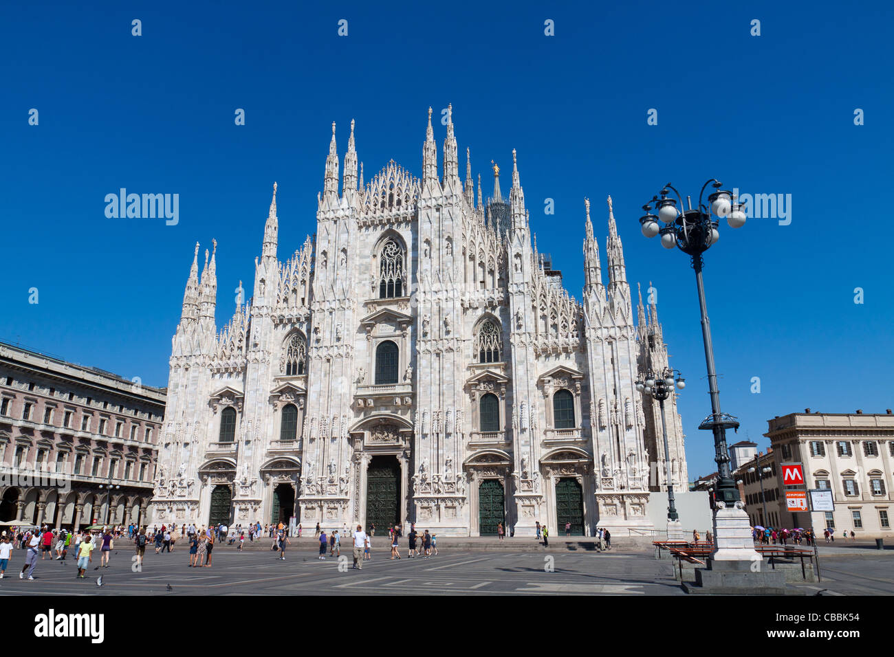Vue de la cathédrale de Milan (Duomo) prises par la place en face de la galerie Vittorio Emanuele. Milan est la ville pour l'Expo Universelle Banque D'Images