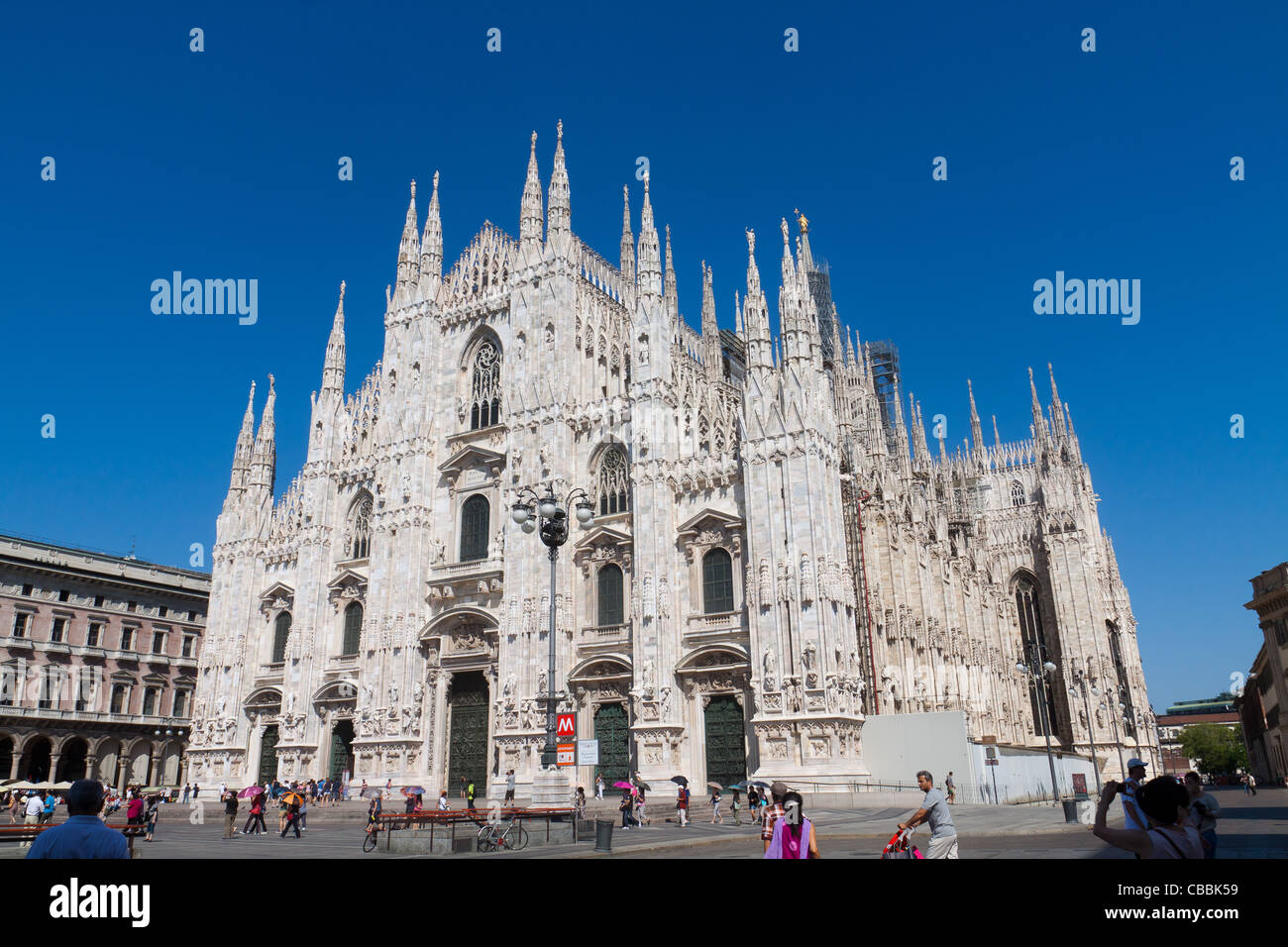 Vue de la cathédrale de Milan (Duomo) prises par la place en face de la galerie Vittorio Emanuele. Milan est la ville pour l'Expo Universelle Banque D'Images