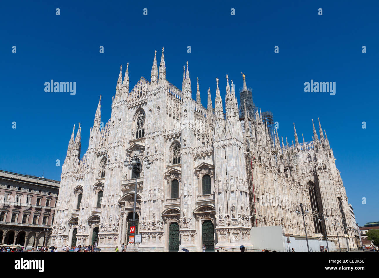 Vue de la cathédrale de Milan (Duomo) prises par la place en face de la galerie Vittorio Emanuele. Milan est la ville pour l'Expo Universelle Banque D'Images