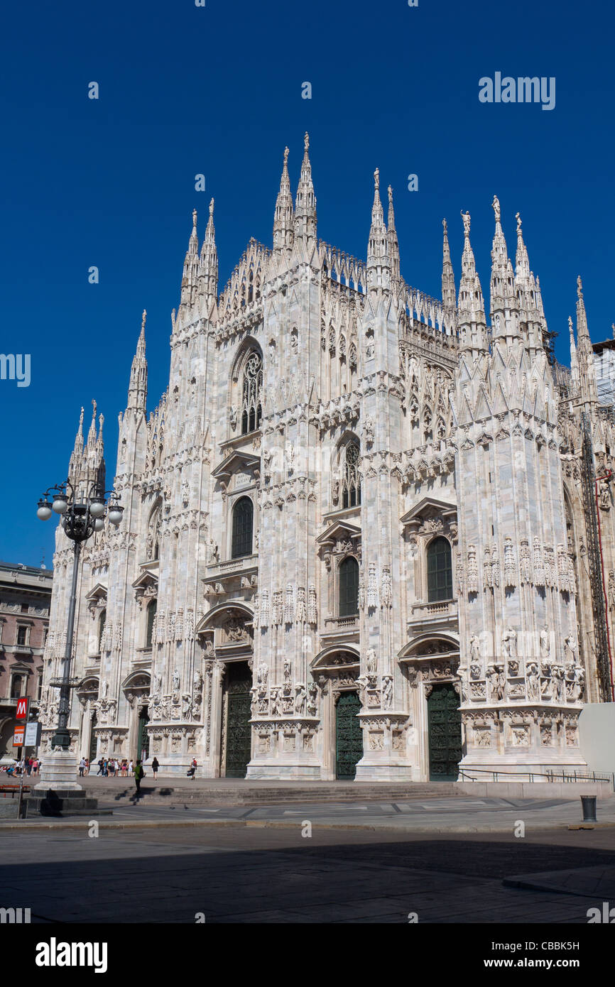 Vue de la cathédrale de Milan (Duomo) prises par la place en face de la galerie Vittorio Emanuele. Milan est la ville pour l'Expo Universelle Banque D'Images