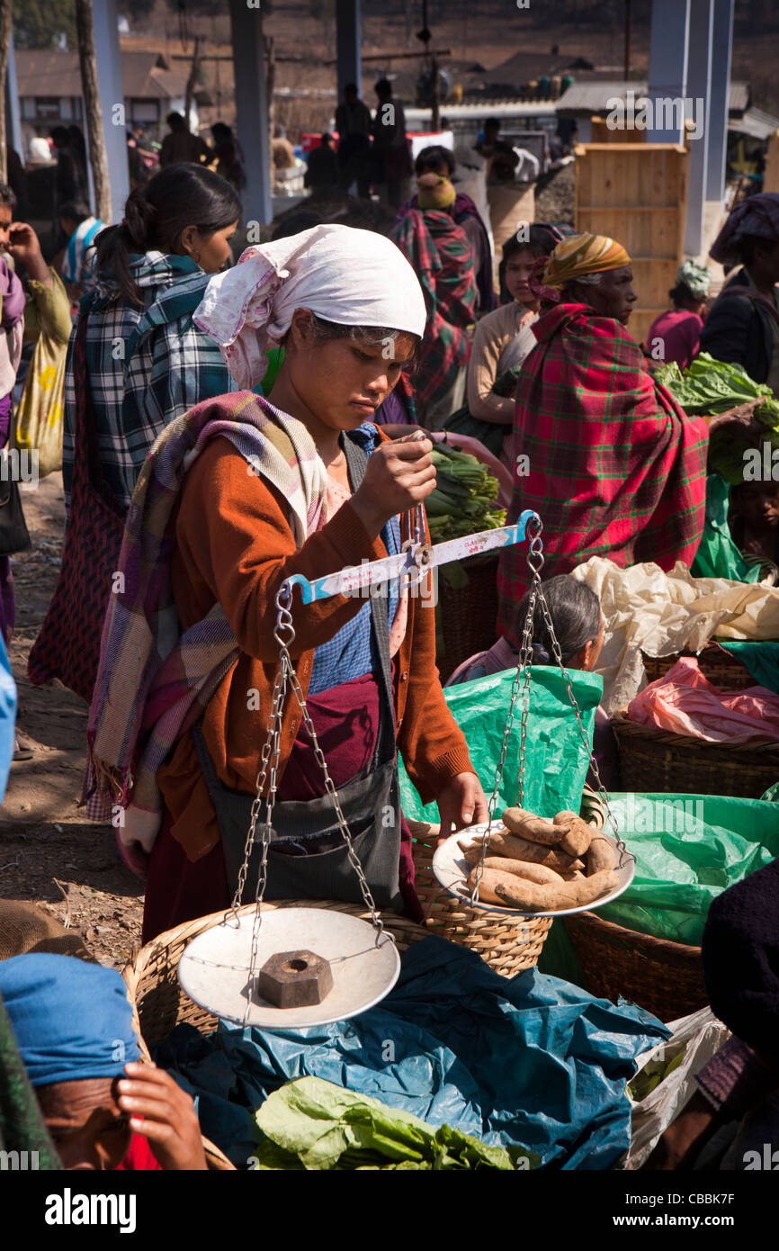 L'Inde, Meghalaya, Jaintia Hills, Shillong, Ummulong Khasie weightng Bazar, femme au kiosque de légumes Pommes de terre Banque D'Images