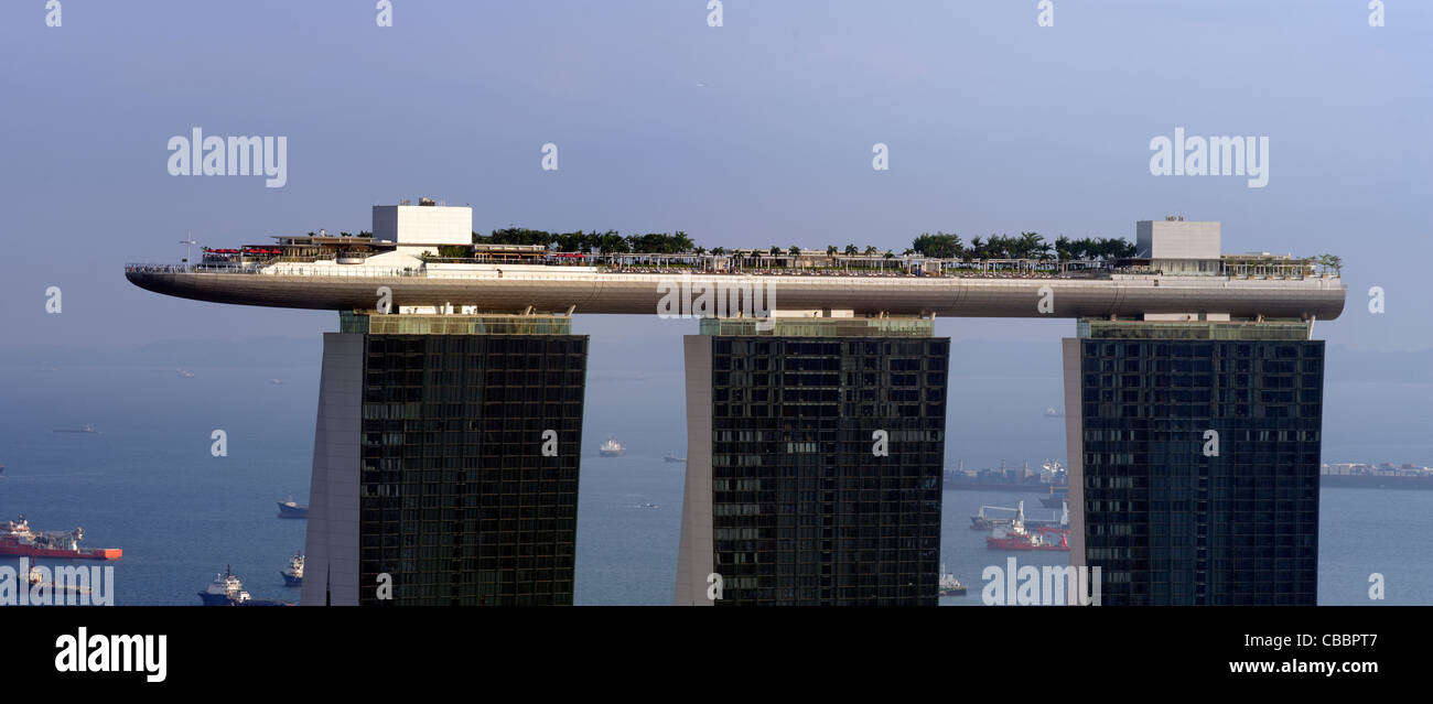 Marina Bay Sands, un hôtel et casino, Singapour en panorana, avec voyage en mer de Chine du Sud derrière. Banque D'Images