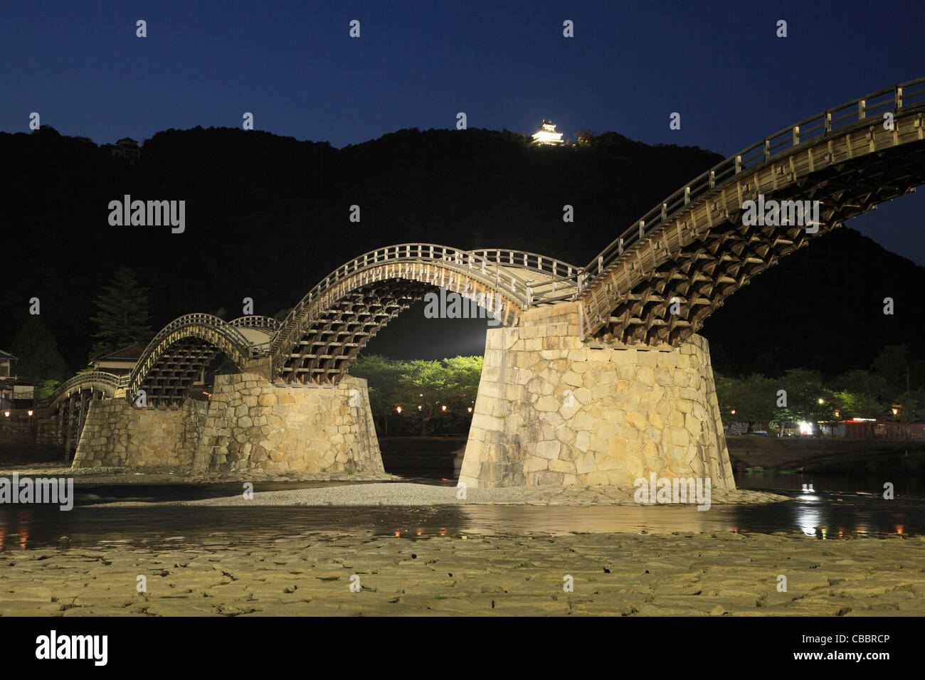 Vue de nuit sur la Rivière Nishiki Kintai Bridge et Iwakuni, Japon, Yamaguchi, Banque D'Images