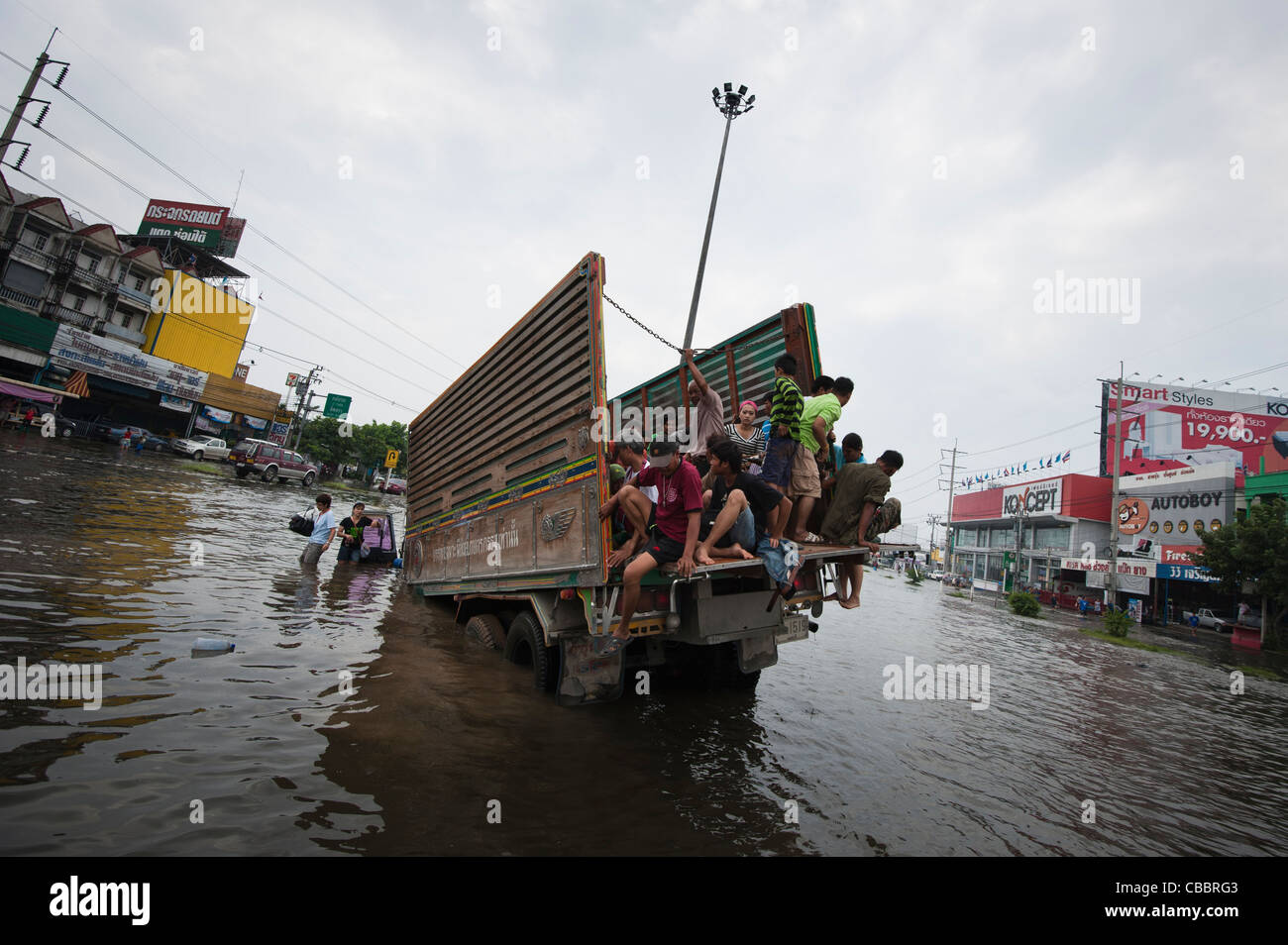 Un camion qui évacue les gens à l'intérieur d'une route principale dans Nonthaburi, Thaïlande. Banque D'Images