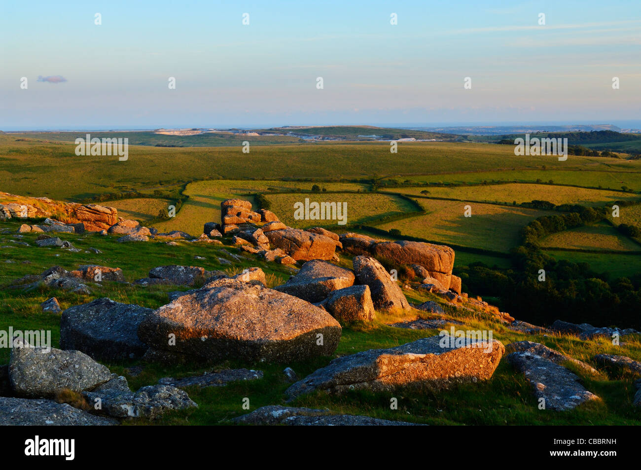 La lumière du soleil couchant sur Sheeps Tor près de Tavistock dans le parc national de Dartmoor, Devon, Angleterre. Banque D'Images