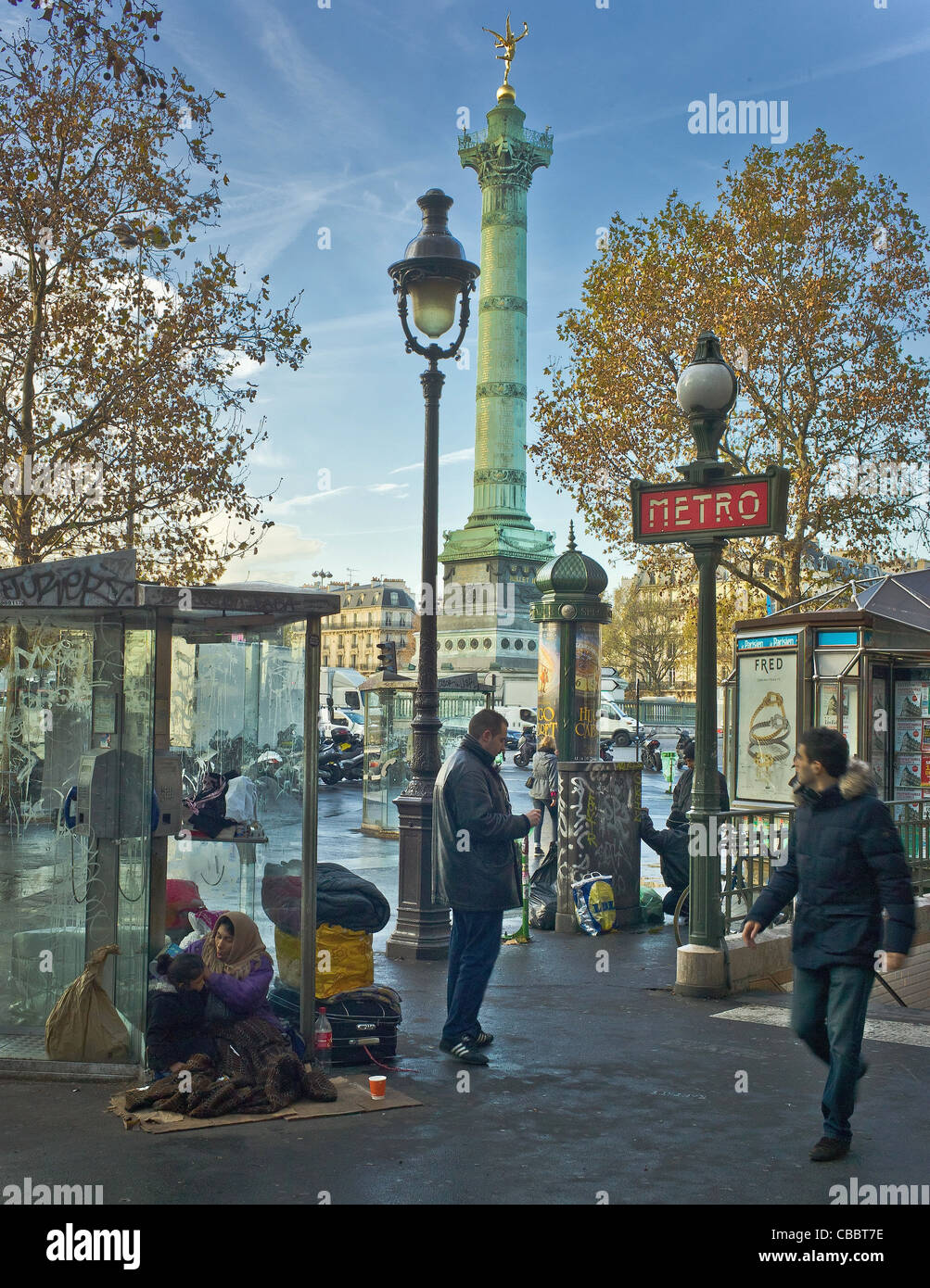 Les monuments de Paris sans-abri,prise de la Bastille., la capture de la cabine téléphonique,dans les tons de bleu, blanc et rouge. Banque D'Images