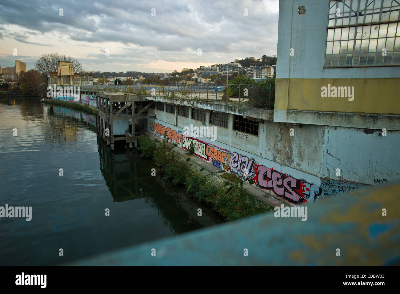 Fronts et des terres incultes de l'île Seguin, Rives de Seine., les murs conservés dans l 'île' Renault à Boulogne Billancourt. Banque D'Images