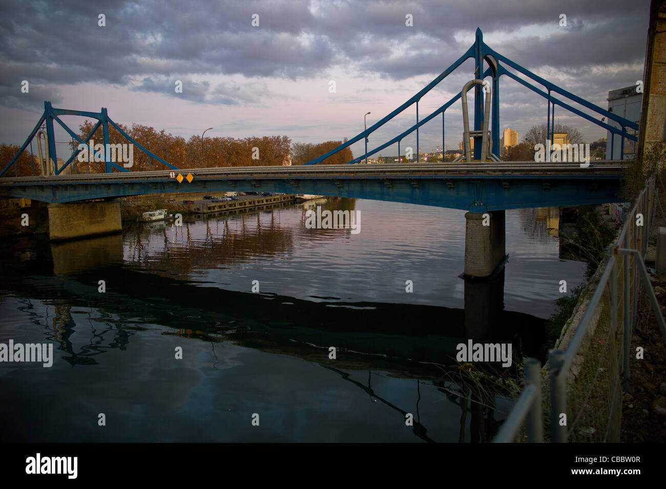 Fronts et des terres incultes de l'île Seguin, Rives de Seine., les murs conservés dans l 'île' Renault à Boulogne Billancourt. Banque D'Images