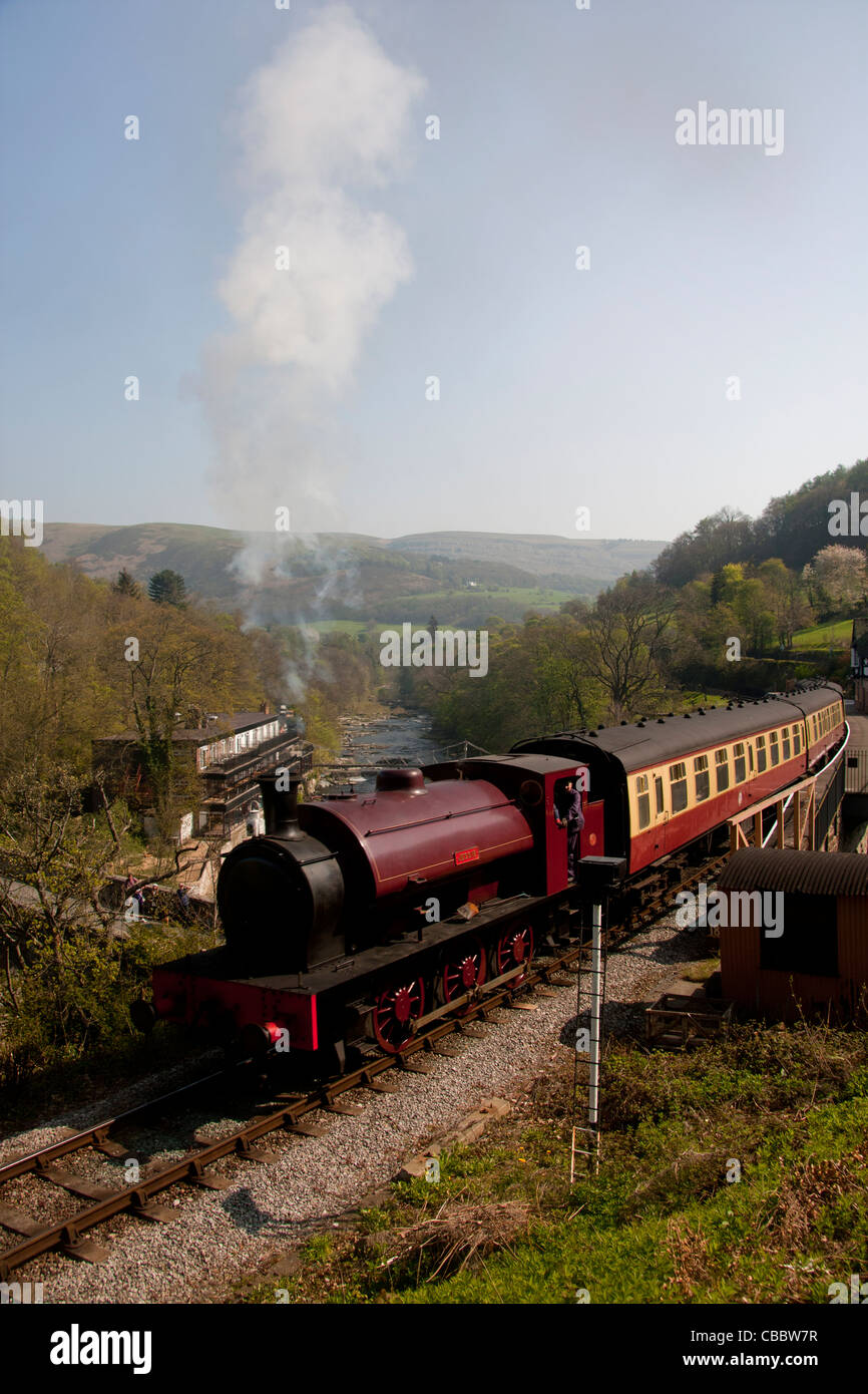 Locomotive à vapeur de Llangollen 'Jessie' à Berwyn station avec Dee en arrière-plan Denbighshire North East Wales UK Banque D'Images